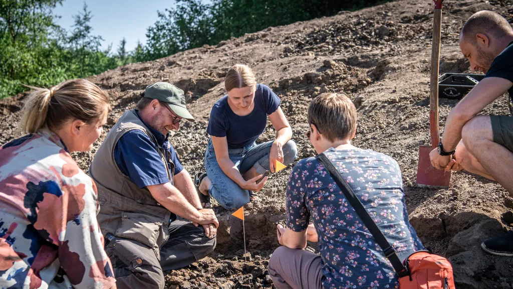 People digging, Gram Clay Pit
