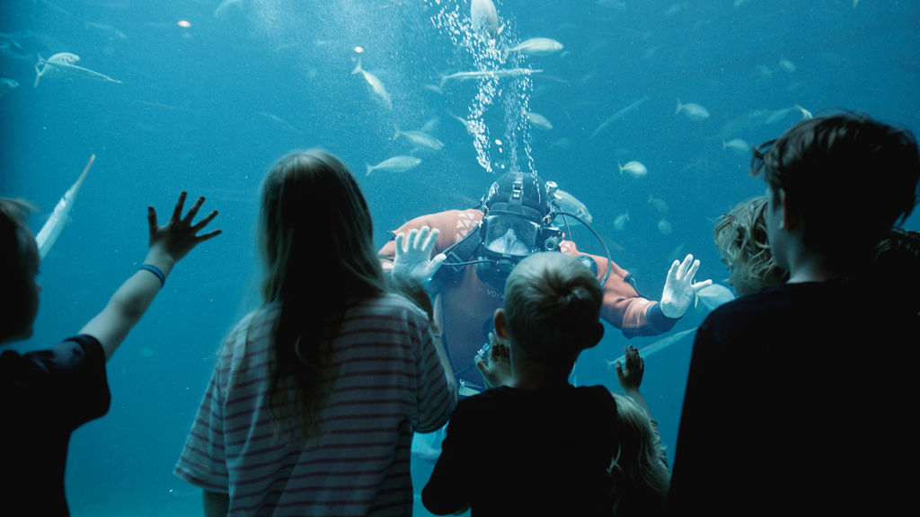Kids and diver by the Oceanarium