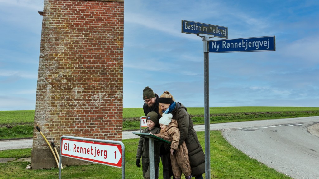 Familie kigger på kort