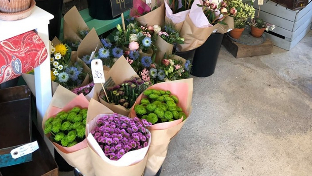 Flowers in the farm shop Jyderup Præstegård
