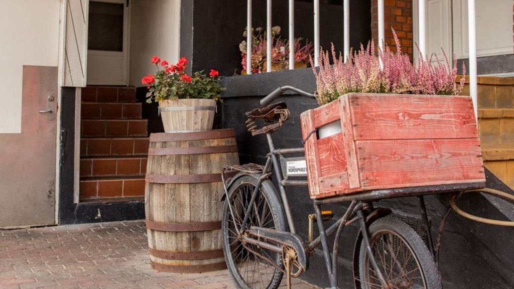 Cykel med blomster foran Hotel Sidesporet