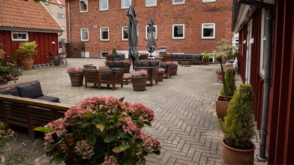 Gården ved Hotel Sidesporet