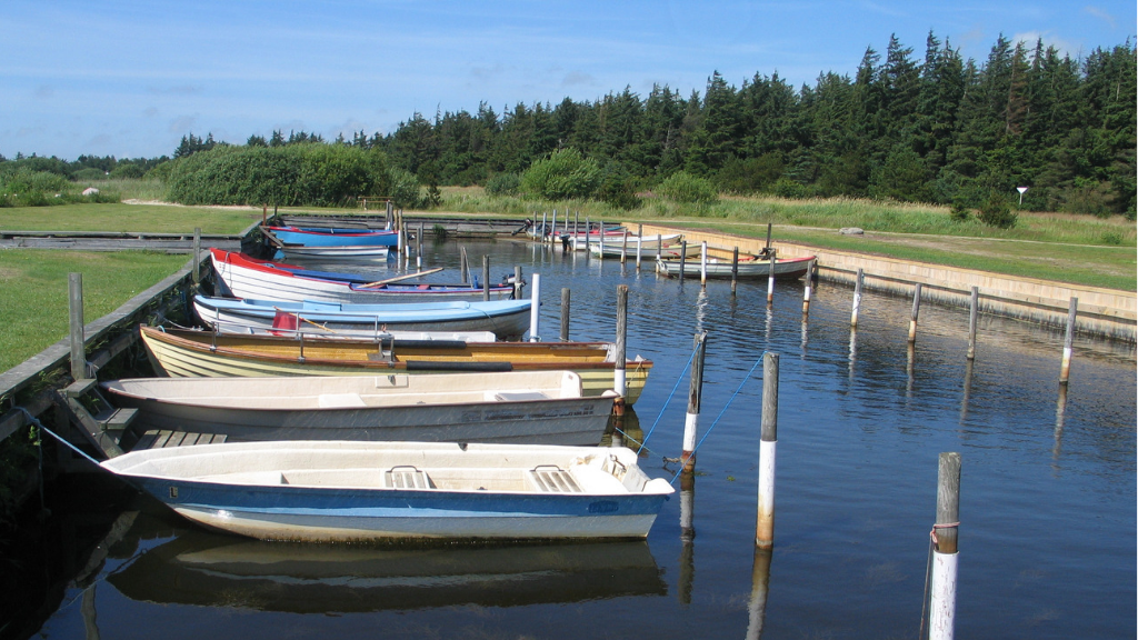 The hiking trail between Damhus Å Harbour and Harpøth Harbour
