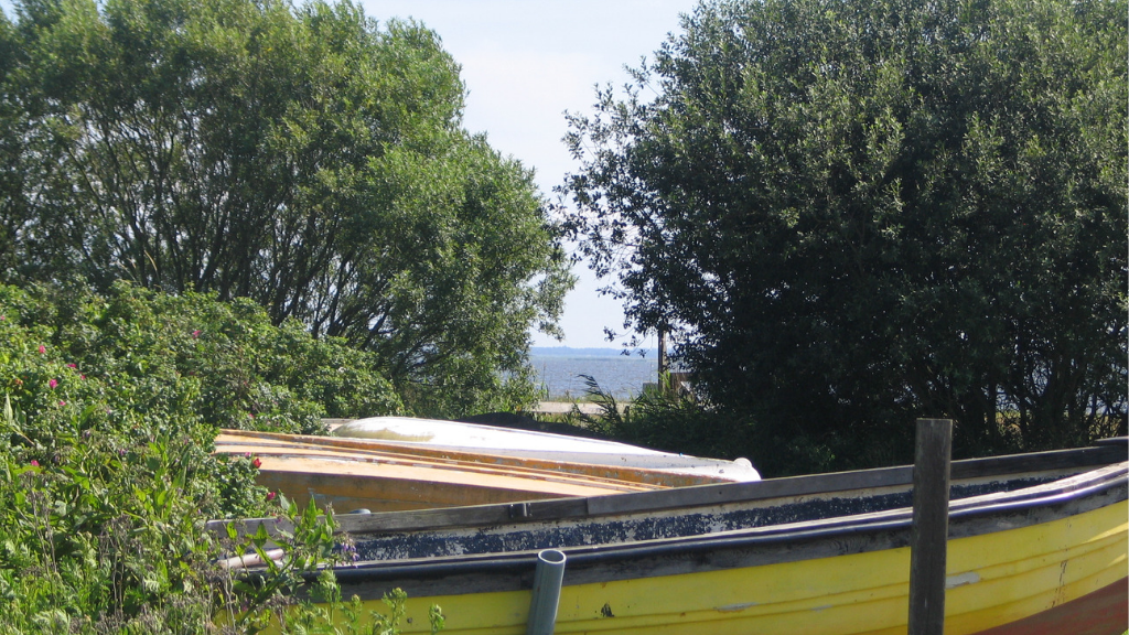 The hiking trail between Damhus Å Harbour and Harpøth Harbour