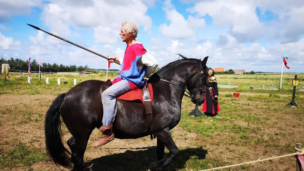 Sagaland - rytter rider baglæns til hest