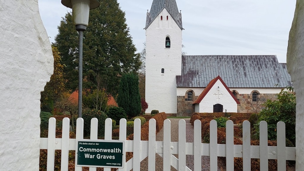 Husby Kirke - Commonwealth War Graves-skilt
