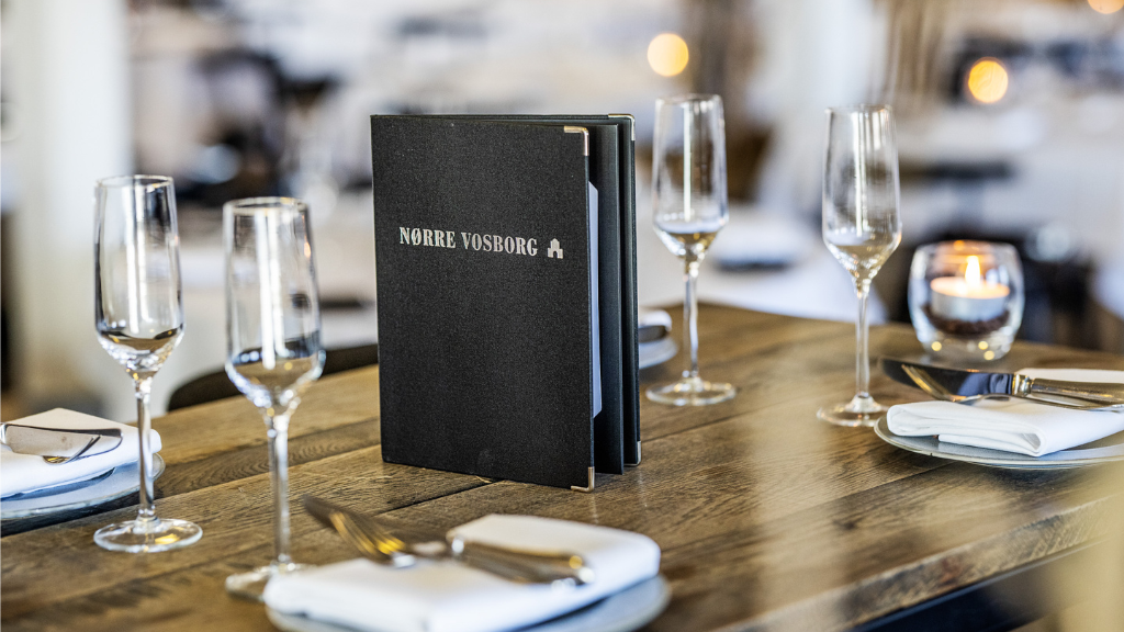 Menukort, glas og service på bord