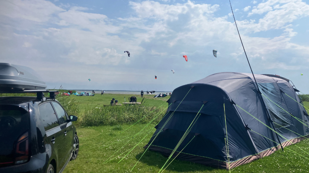 Teltplads foran kitesurfingspot