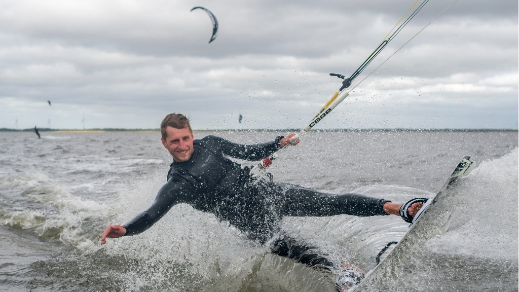Mand på kitesurfing board