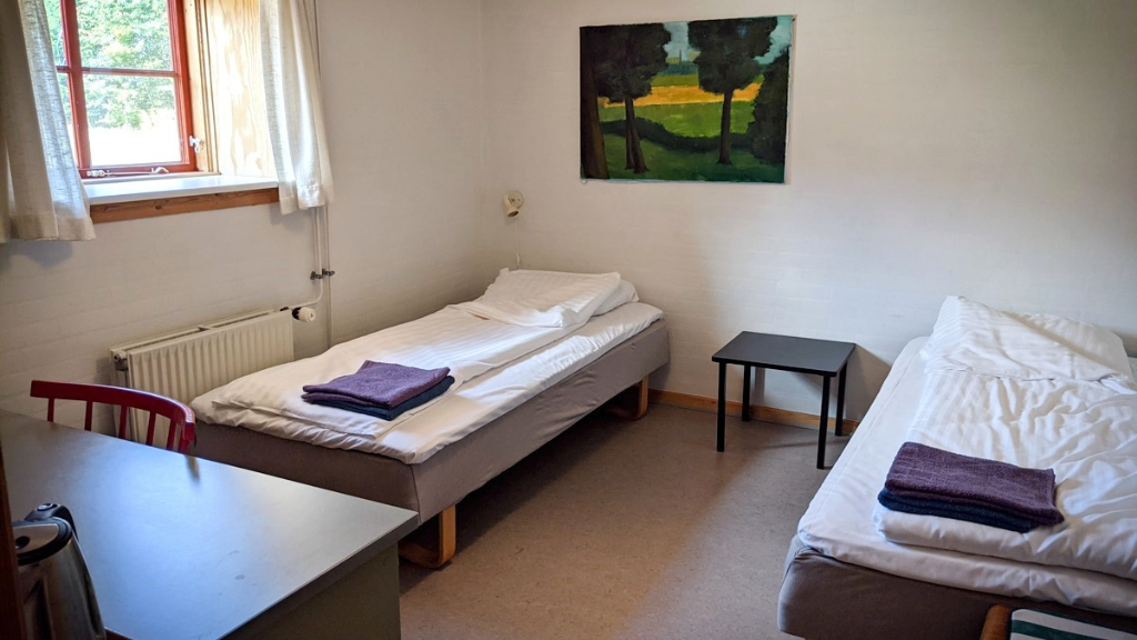 to enkelt senge på værelse
