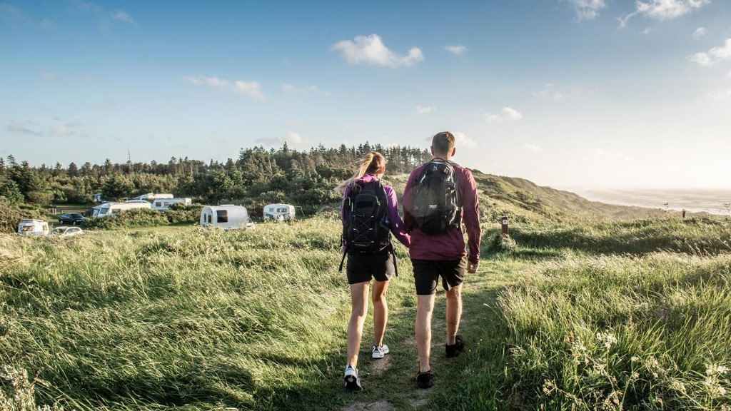 Par går tur ved Svinkløv Camping