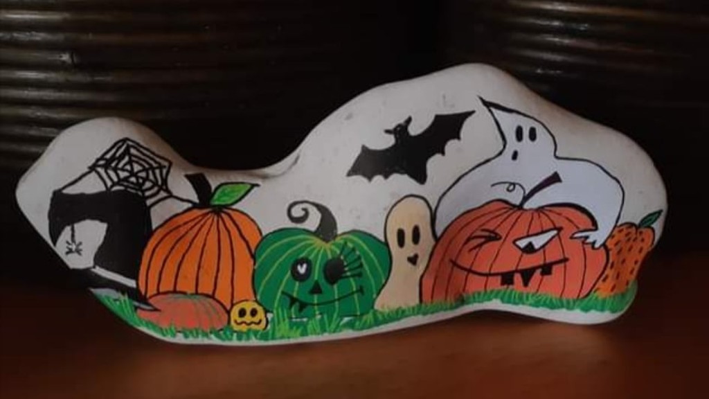 Sten med halloweentegninger