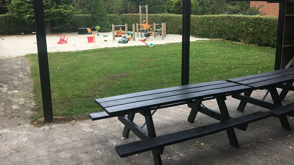 Overdækket bord bænkesæt ved Uldum Mølle Museums legeplads