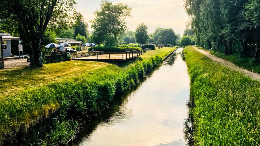 Tørring Camping ligger helt ned til Gudenåen