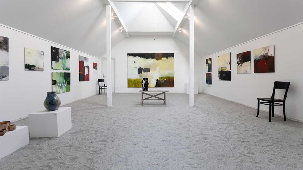 Sand på gulvet hos Galleri Kirkesvinget på Hjarnø