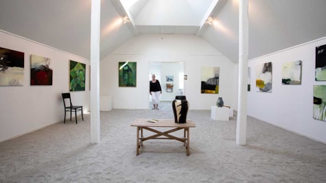 Kunstudstilling hos Galleri Kirkesvinget på Hjarnø