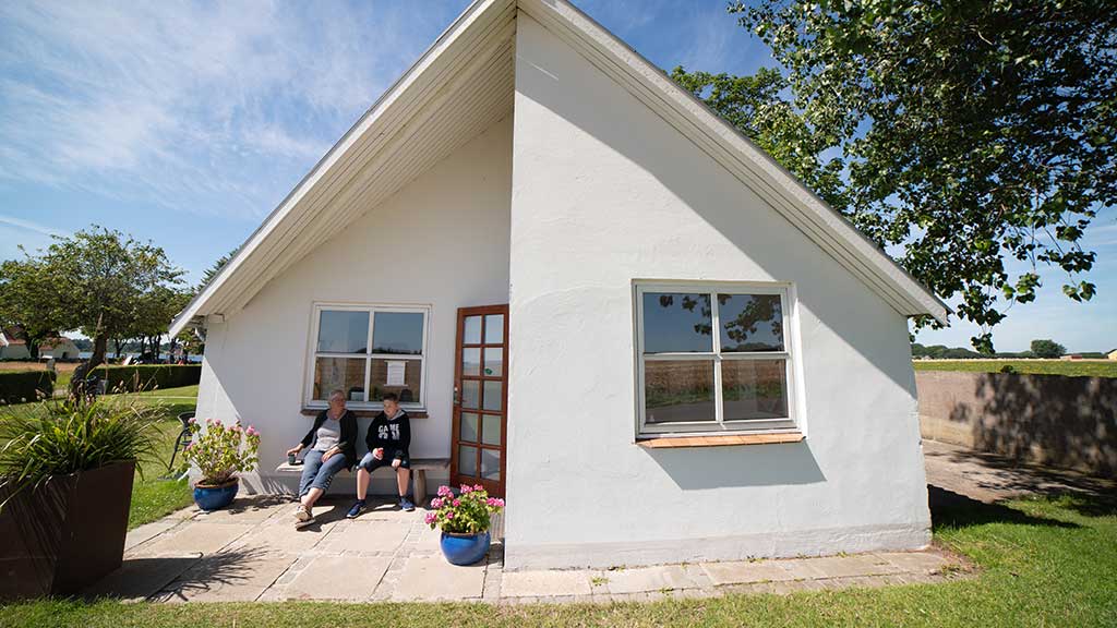 Indgang til Galleri Kirkesvinget på Hjarnø