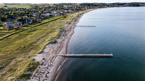 Зображення дрона пляжу Кіркгольм і зони відпочинку в As vig