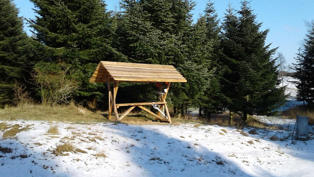 Sne ved udekøkkenet i Åmosenaturcamp