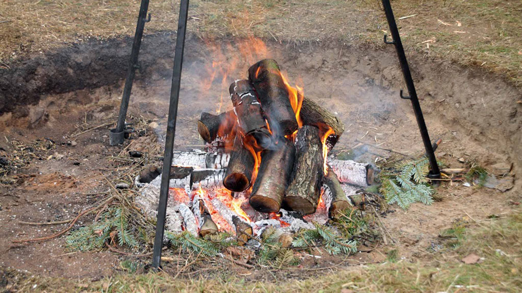 Bål i Åmosenaturcamp