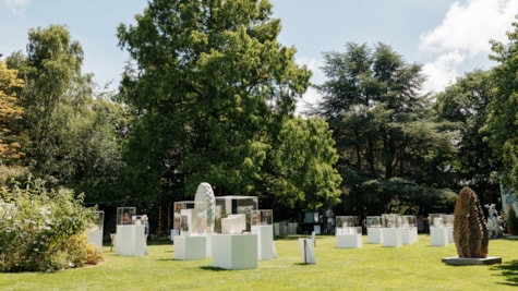 Guldagergaard i Skælskør – internationalt keramikcenter omgivet af grøn park og historiske bygninger, hvor kunstnere arbejder med ler og glasur.