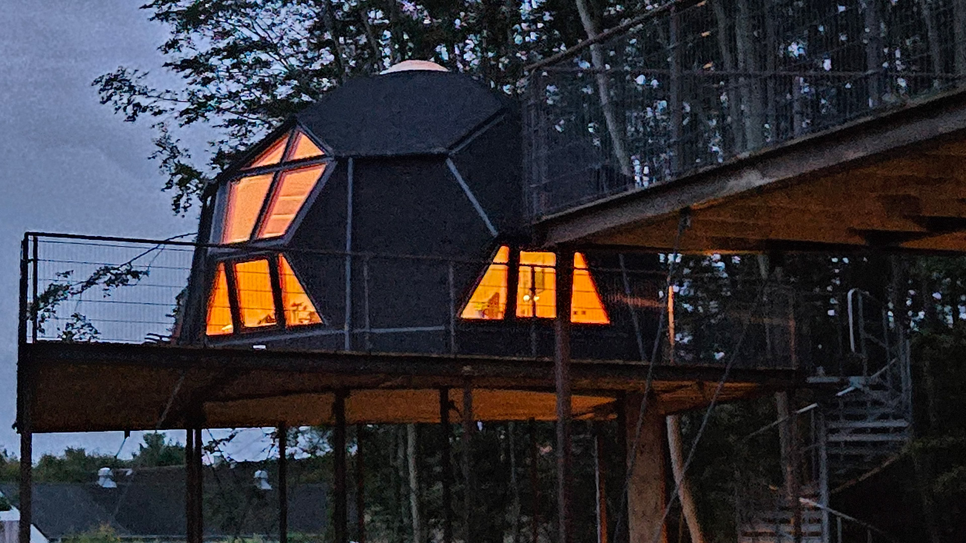 Utraditionel overnatning i trætoppen