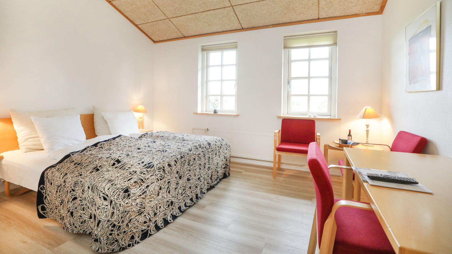 Vilcon Hotel og Konferencegaard omgivet af natur med moderne konferencefaciliteter.