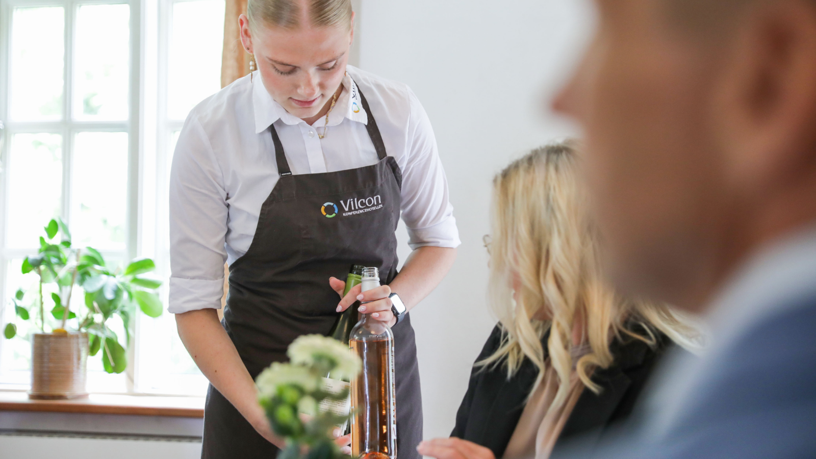 Vilcon Hotel og Konferencegaard omgivet af natur med moderne konferencefaciliteter.