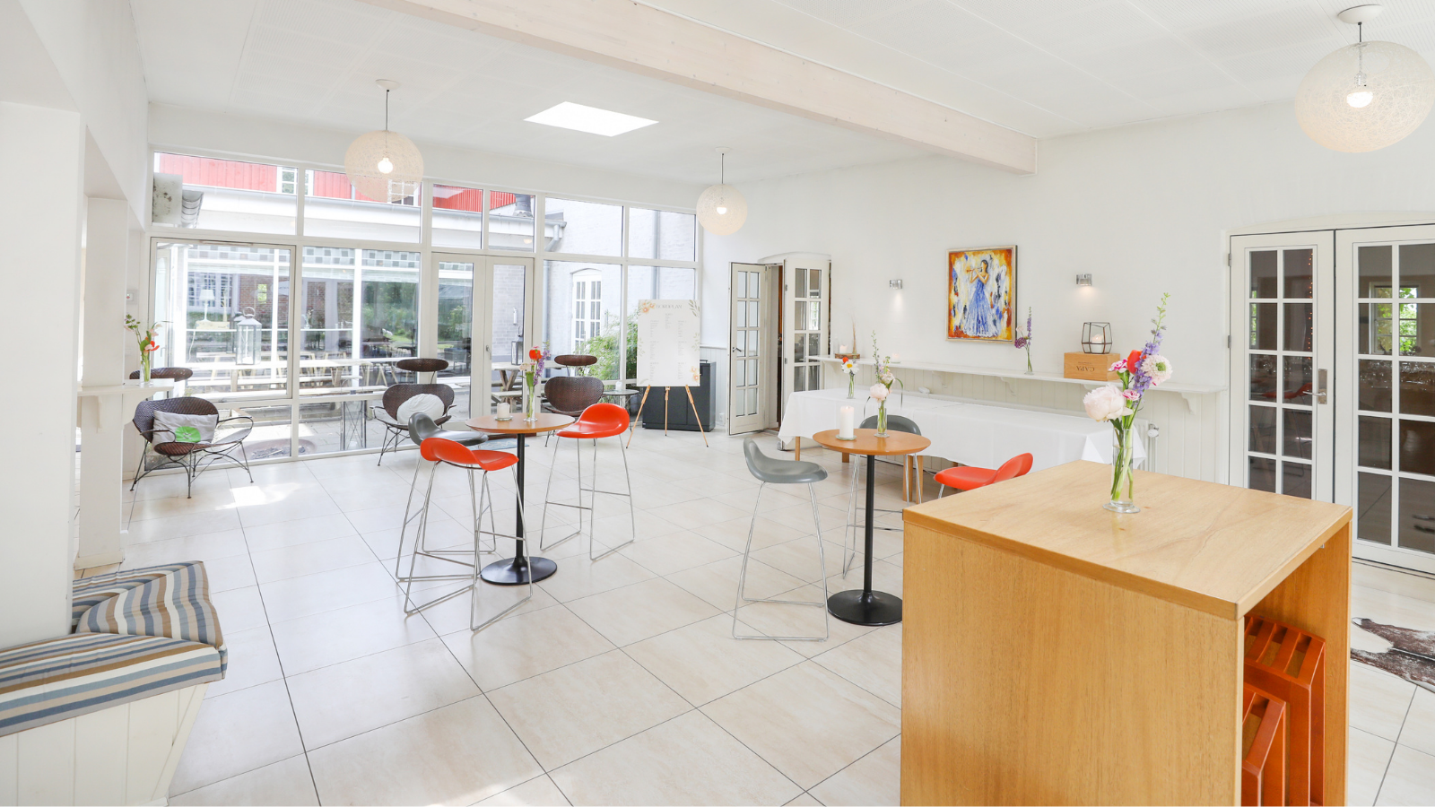 Vilcon Hotel og Konferencegaard omgivet af natur med moderne konferencefaciliteter.