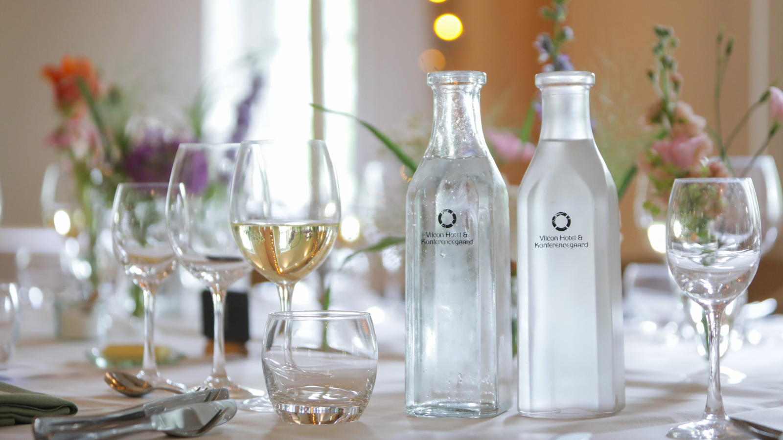 Vilcon Hotel og Konferencegaard omgivet af natur med moderne konferencefaciliteter.