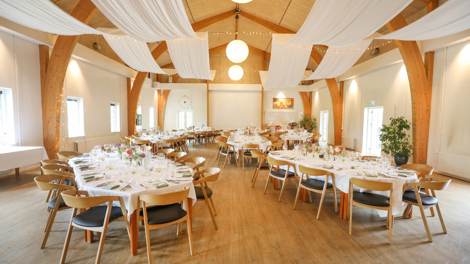 Vilcon Hotel og Konferencegaard omgivet af natur med moderne konferencefaciliteter.