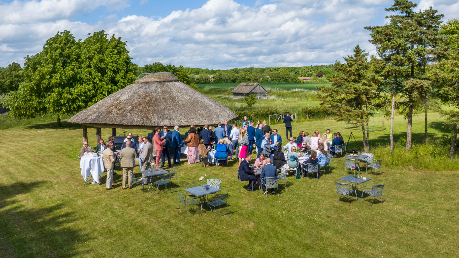 Vilcon Hotel og Konferencegaard omgivet af natur med moderne konferencefaciliteter.
