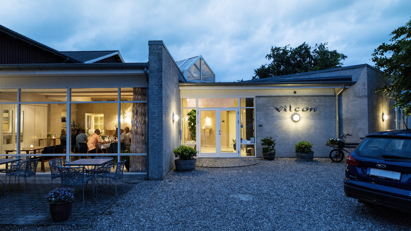 Vilcon Hotel og Konferencegaard omgivet af natur med moderne konferencefaciliteter.