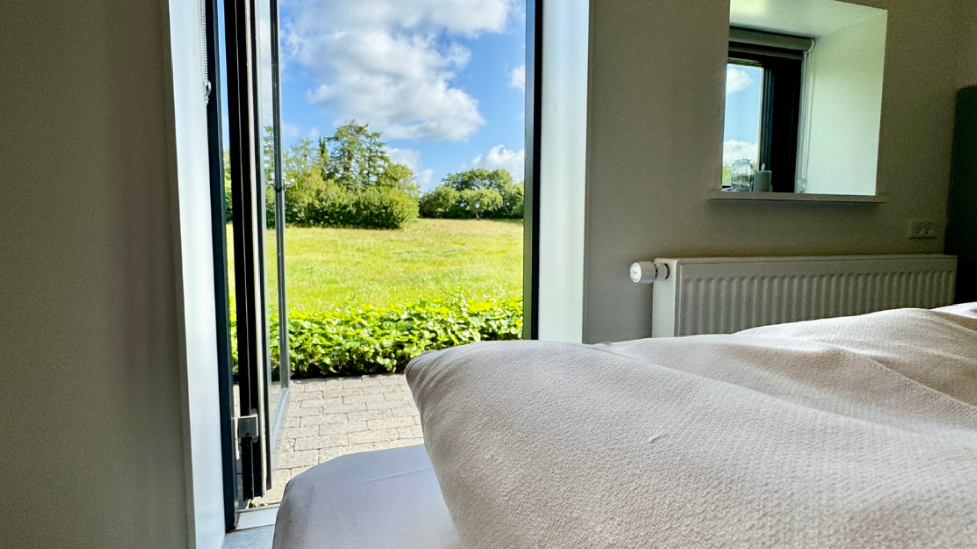 Ubberup Konferencegaard set udefra med den historiske hovedbygning omgivet af grønne omgivelser.