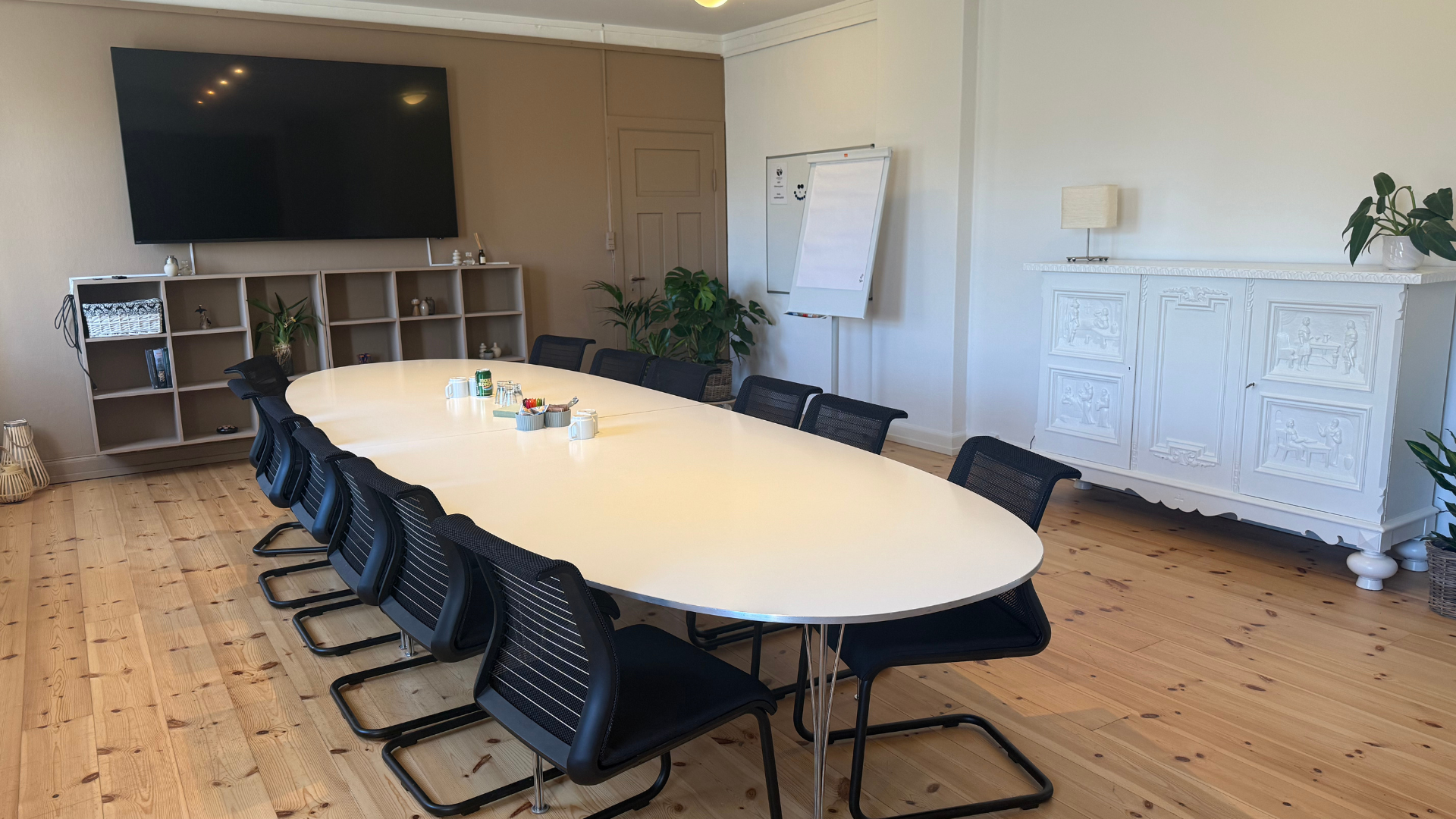 Ubberup Konferencegaard set udefra med den historiske hovedbygning omgivet af grønne omgivelser.