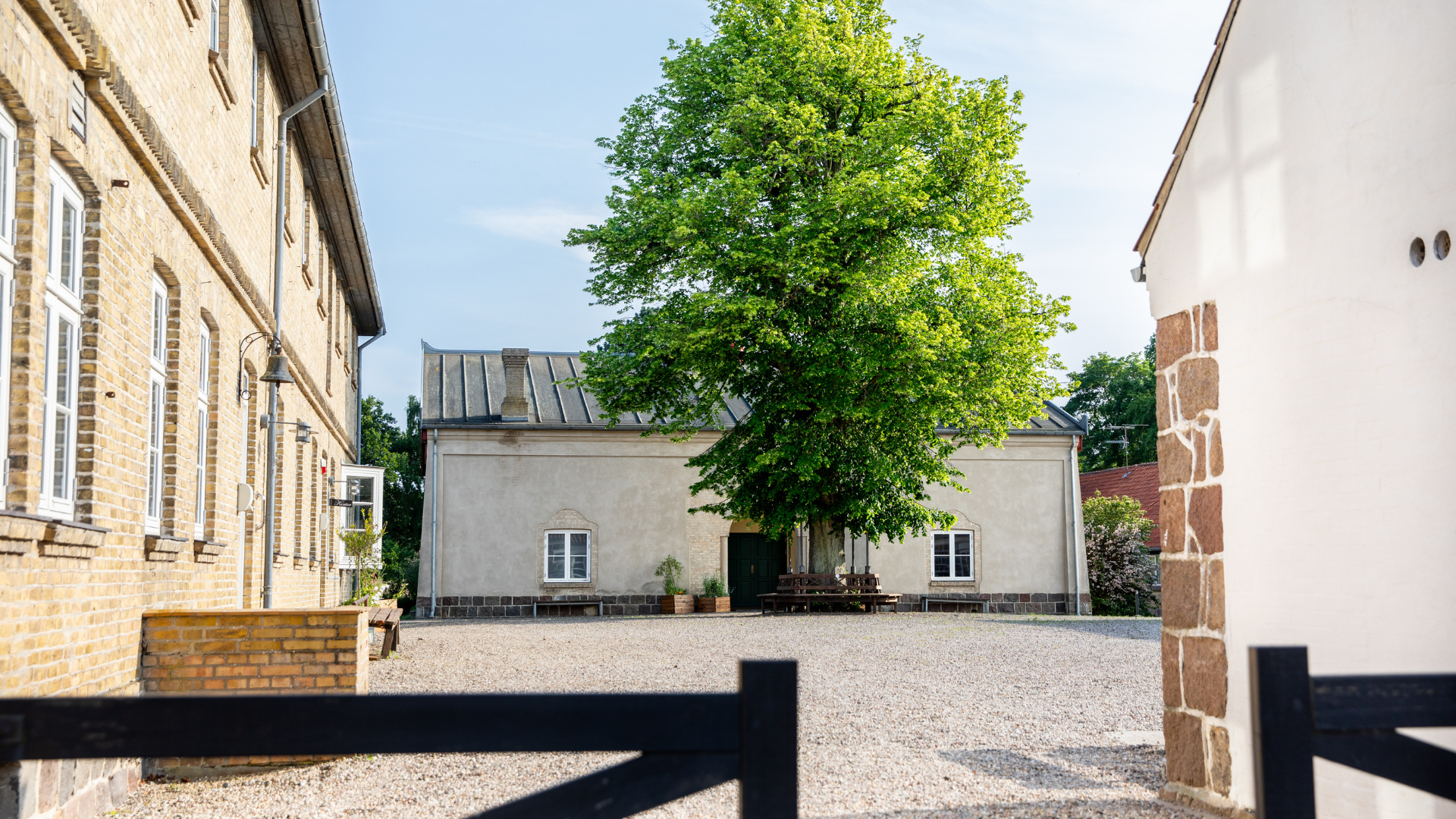 Ubberup Konferencegaard set udefra med den historiske hovedbygning omgivet af grønne omgivelser.