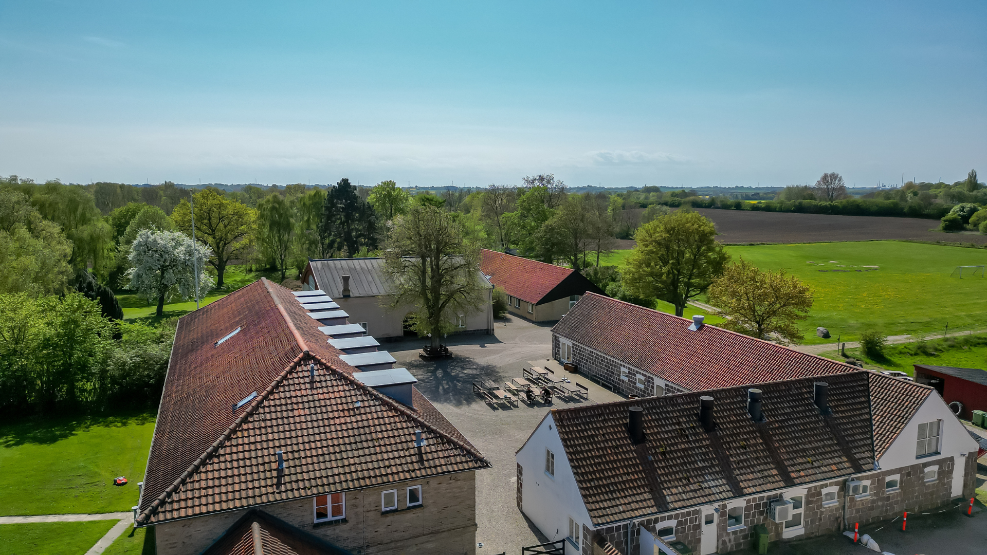 Ubberup Konferencegaard set udefra med den historiske hovedbygning omgivet af grønne omgivelser.