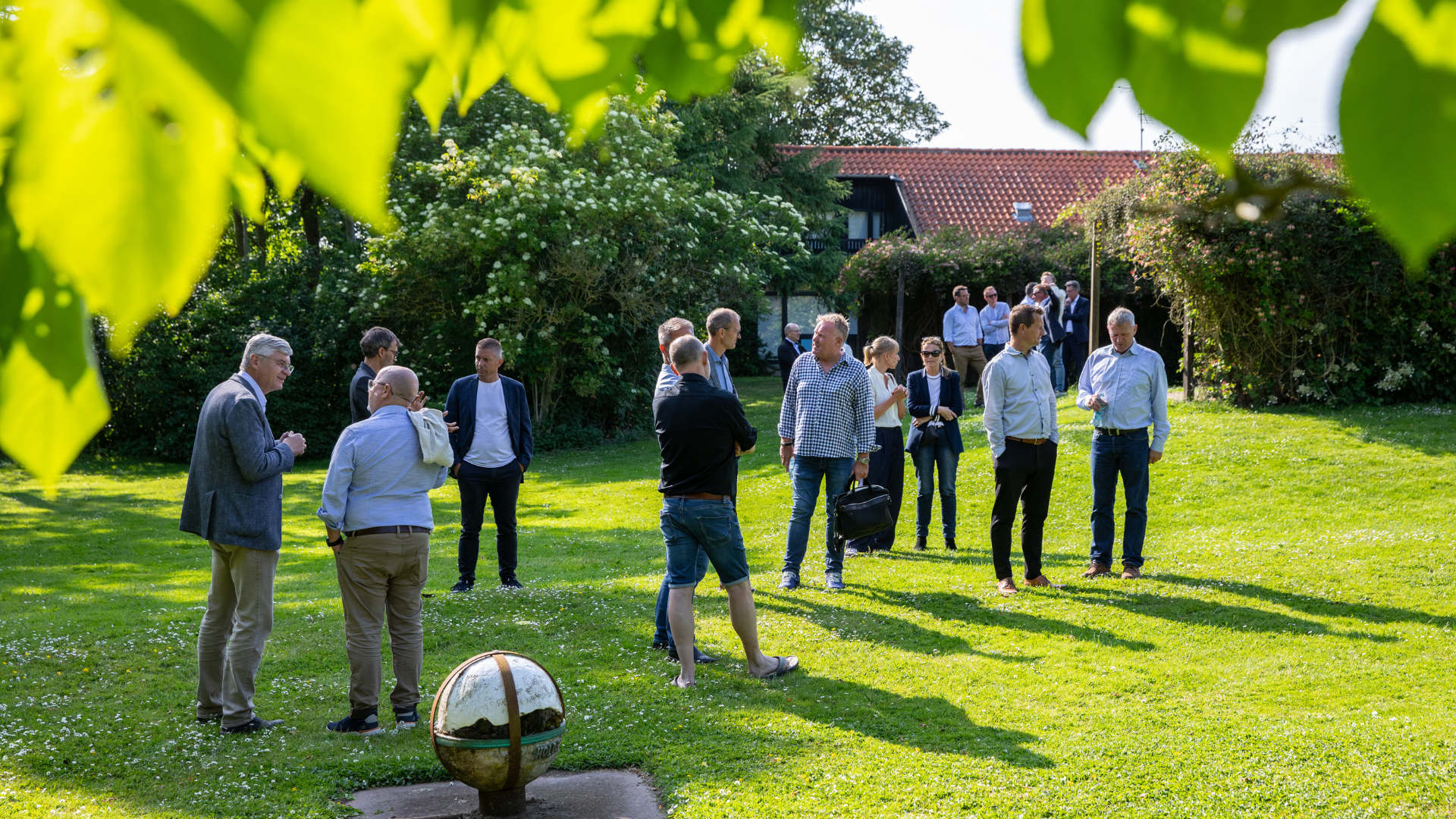 Ubberup Konferencegaard set udefra med den historiske hovedbygning omgivet af grønne omgivelser.