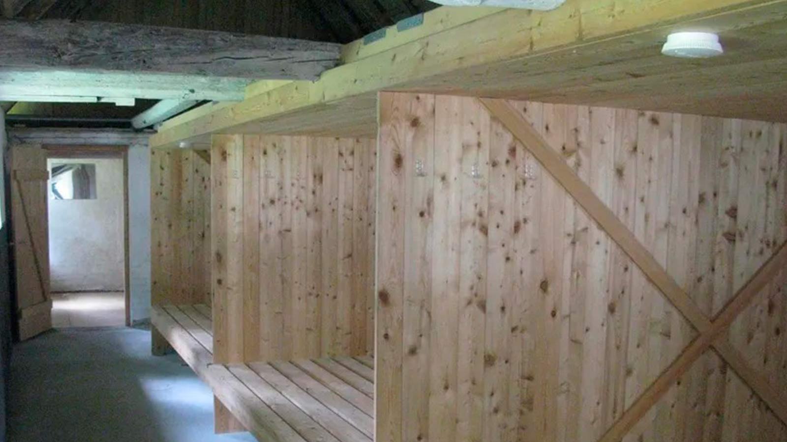 Historisk Kongsgaarden i Vester Broby, en firlænget gård med røde bygninger omgivet af grønne marker og landlig idyl.