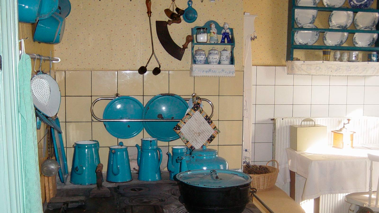 Historisk Kongsgaarden i Vester Broby, en firlænget gård med røde bygninger omgivet af grønne marker og landlig idyl.