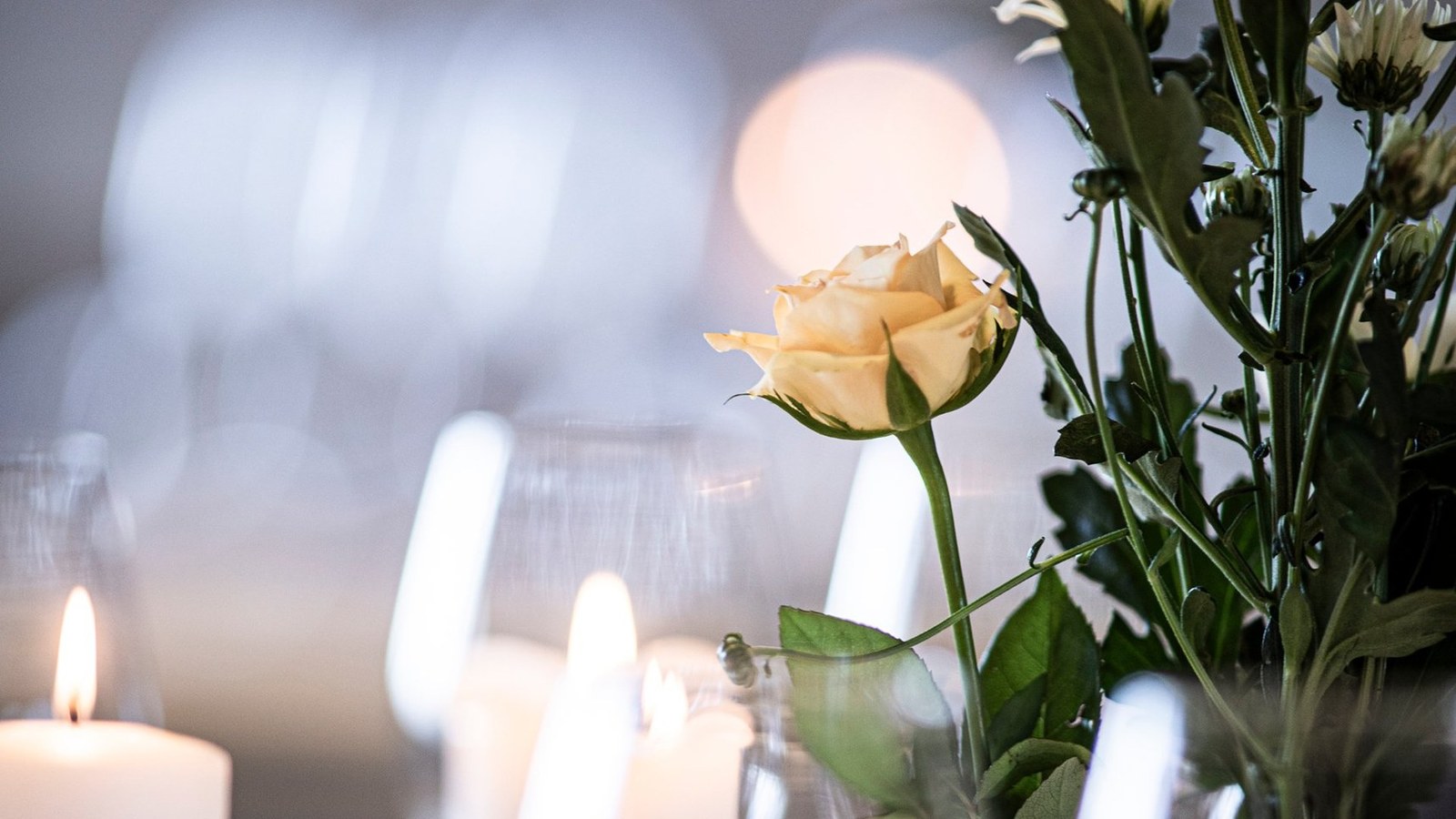 Rose und Kerzen auf der Festtafel im Hotel Strandparken