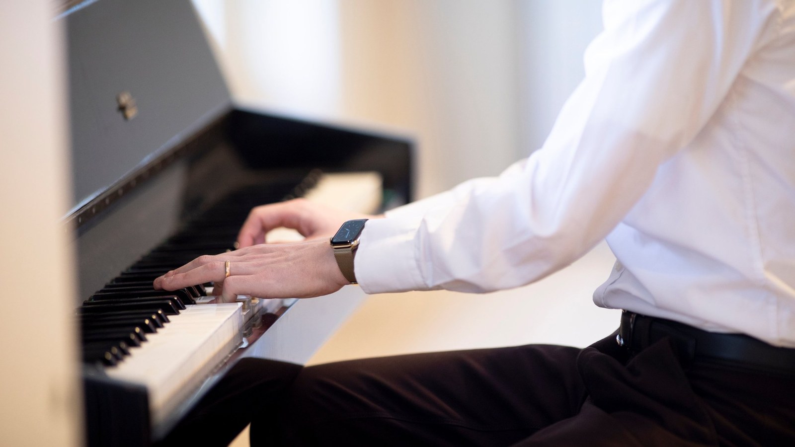 Pianist spielt bei einem Fest im Hotel Strandparken