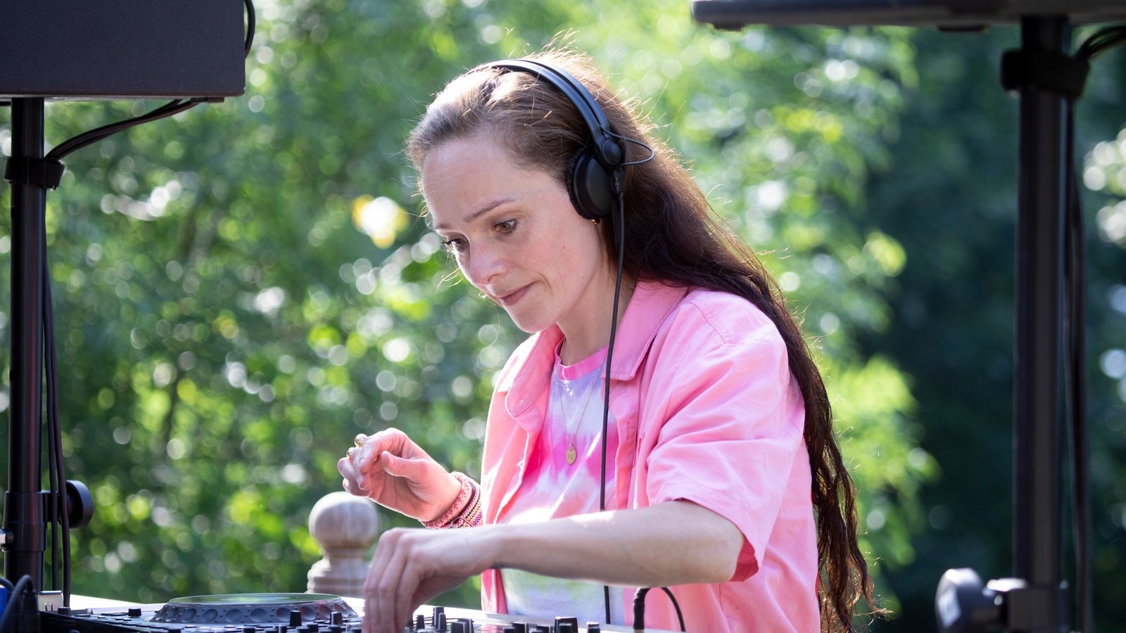 DJ legt bei einem Fest im Freien am Hotel Strandparken auf