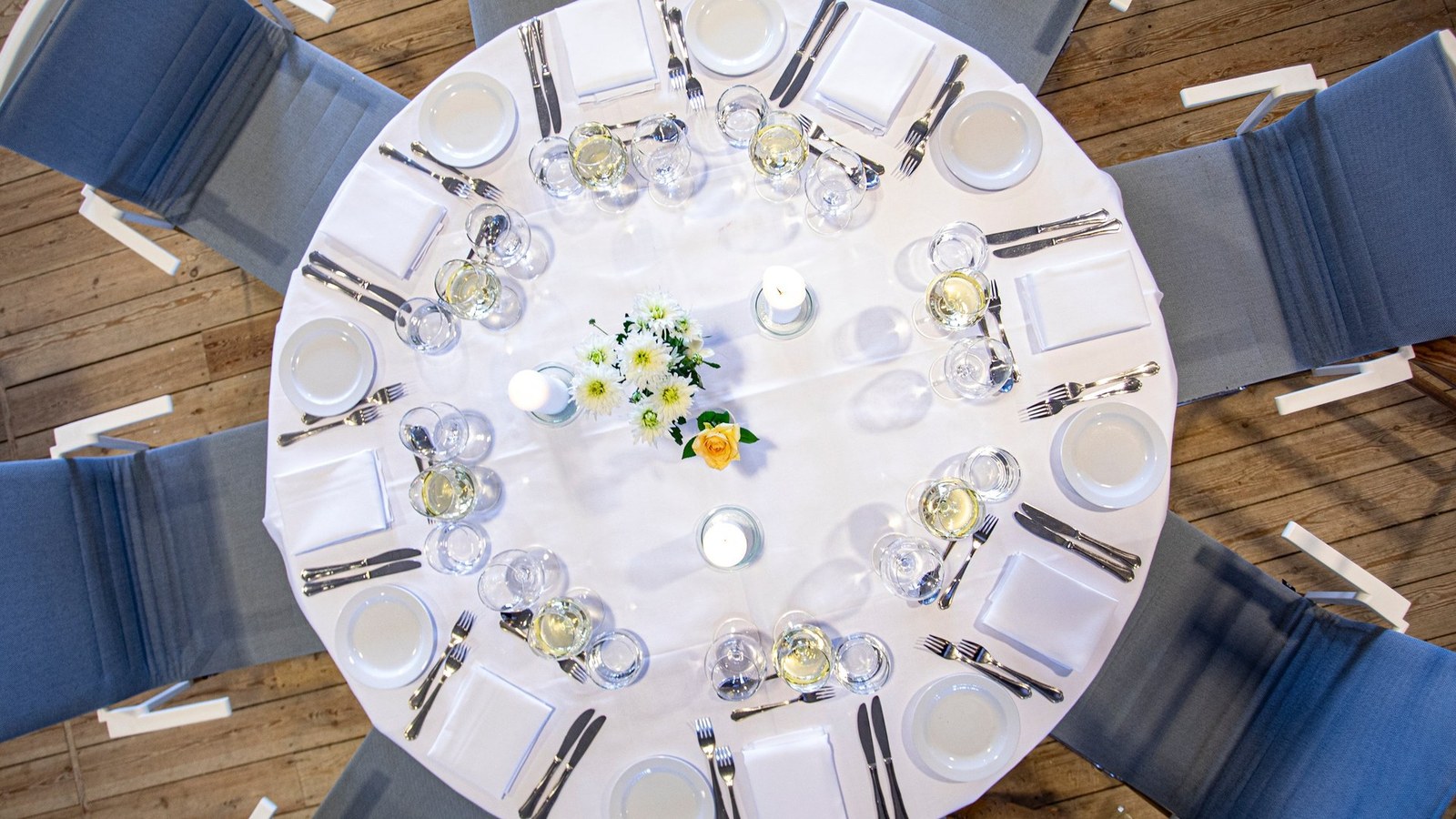 Runde Festtafel von oben im Hotel Strandparken