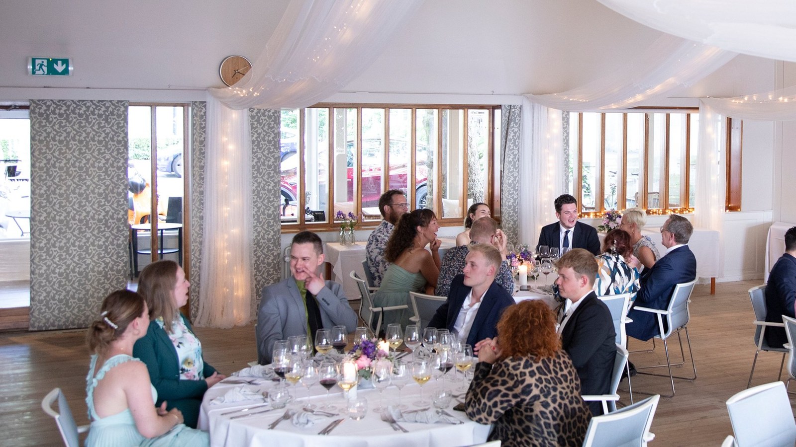 Hochzeitsgäste an runden Tischen im Festsaal des Hotel Strandparken