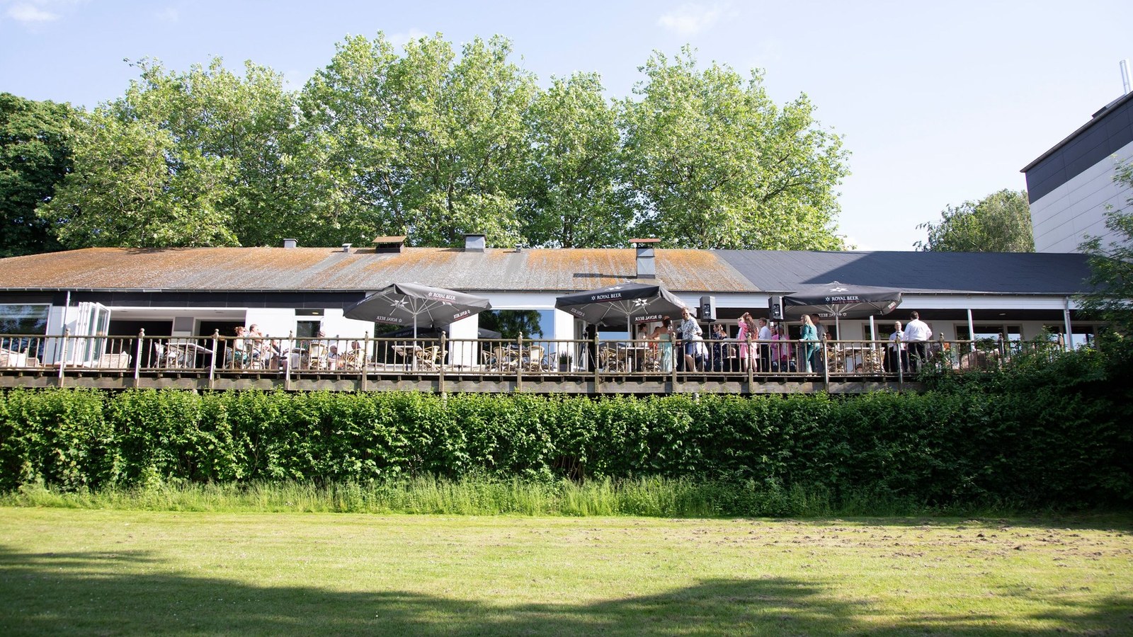Gäste auf der Terrasse des Hotel Strandparken in Holbæk