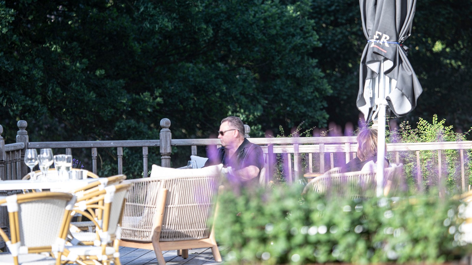 Gæster på terrassen ved Hotel Strandparken