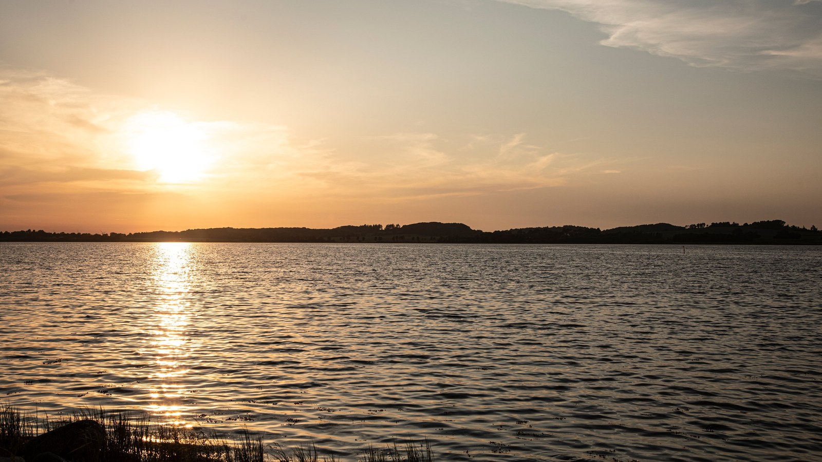 Solnedgang over Holbæk Fjord ved Hotel Strandparken