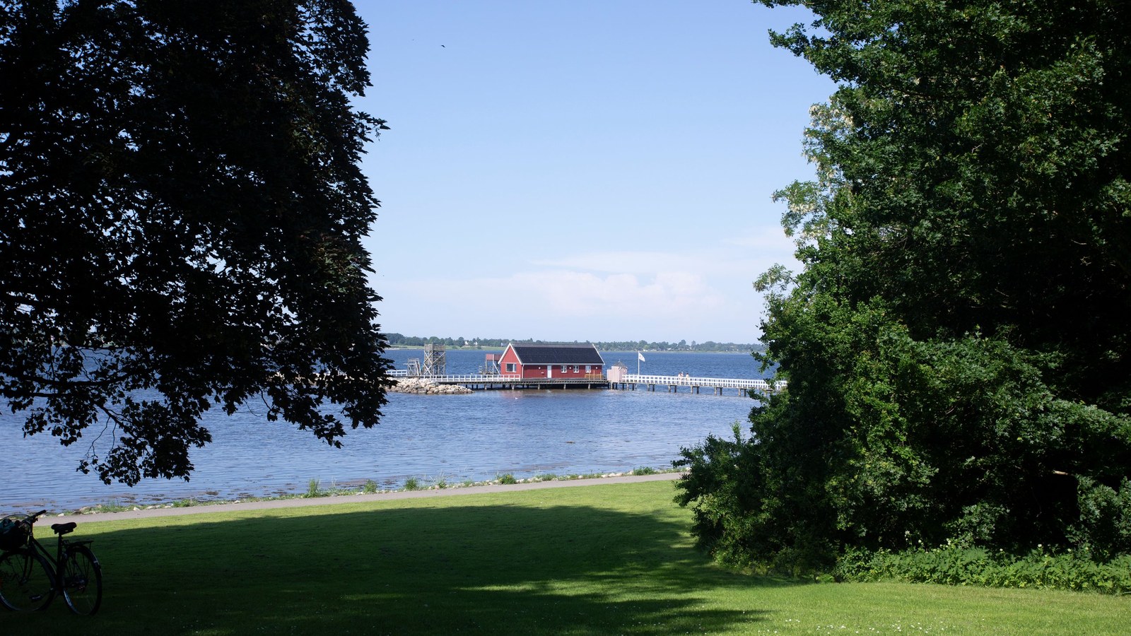 Udsigt fra Strandparken til badehuset på Holbæk Fjord