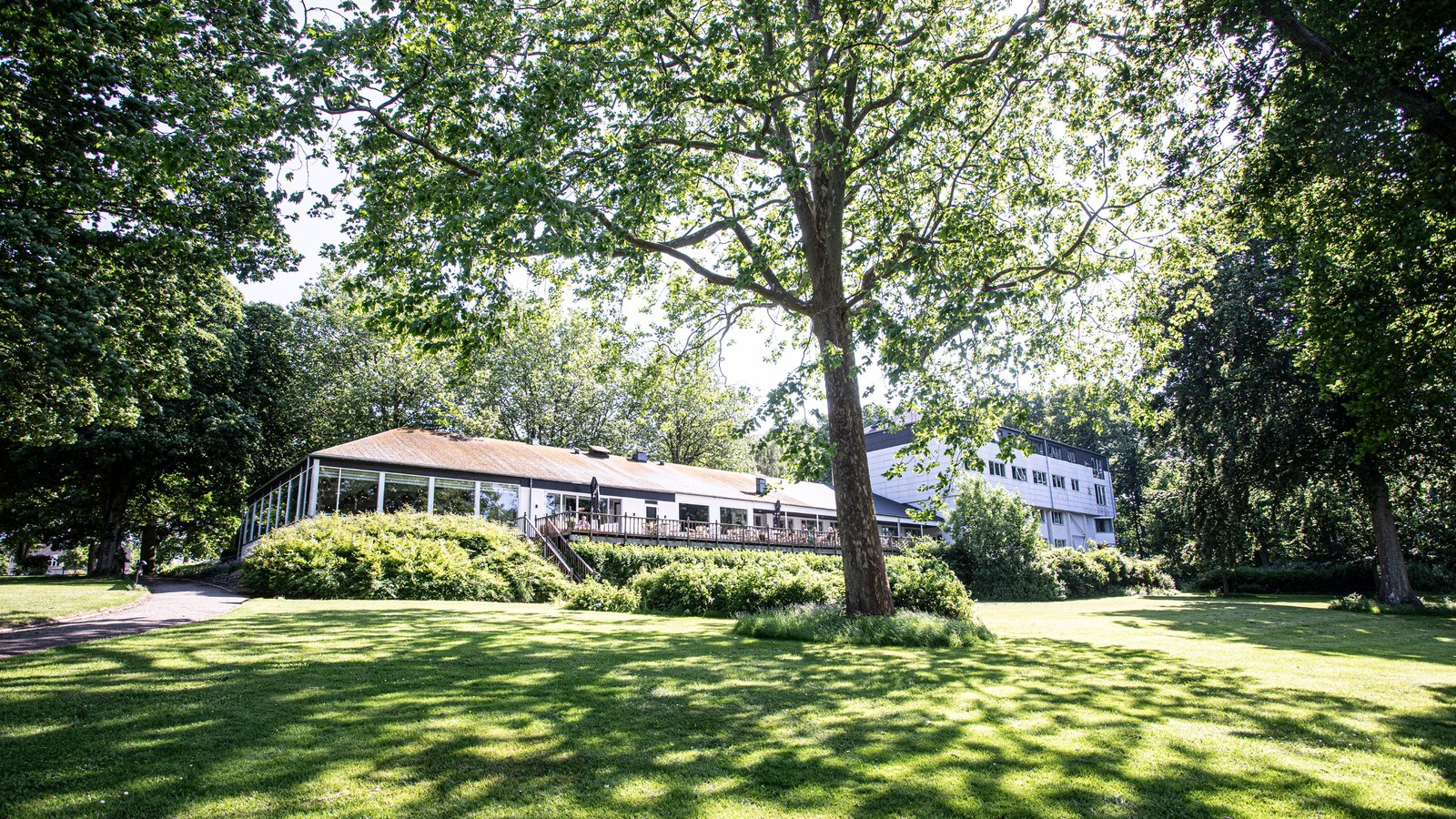 Das Hotel Strandparken vom grünen Strandpark in Holbæk aus gesehen